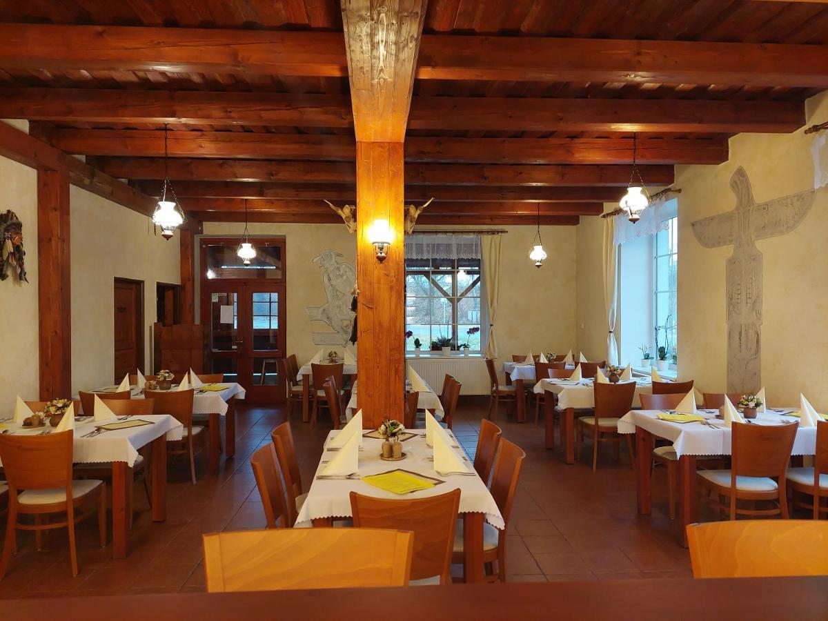 Lanškroun Penzion Country Steak Restaurant מראה חיצוני תמונה
